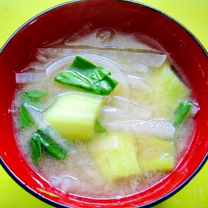 大根とチンゲン菜玉ねぎの味噌汁